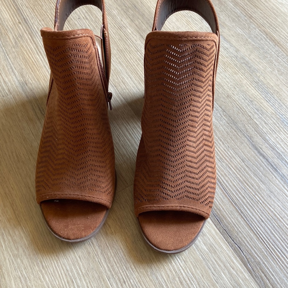 New without tags women’s sandal